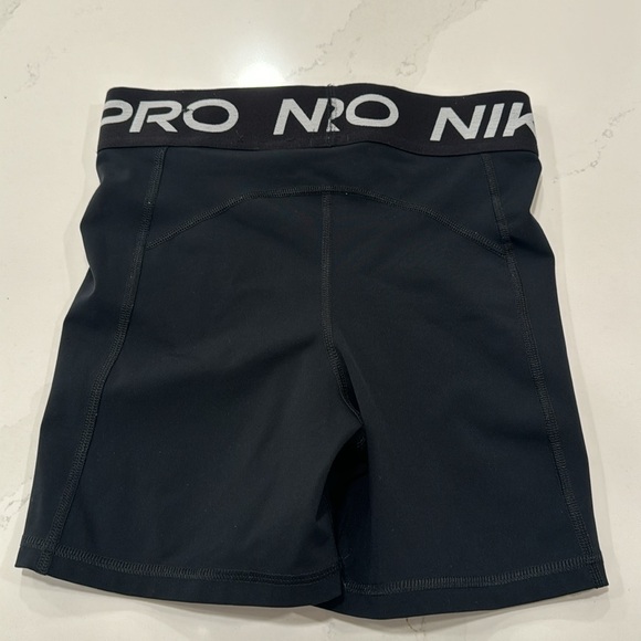 Women’s Nike Pro 365 5” Shorts - Picture 3 of 3